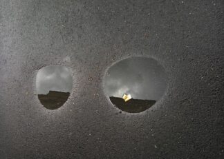 Deux petites flaques sur le trottoir après la pluie à Rennes quai de Richemont